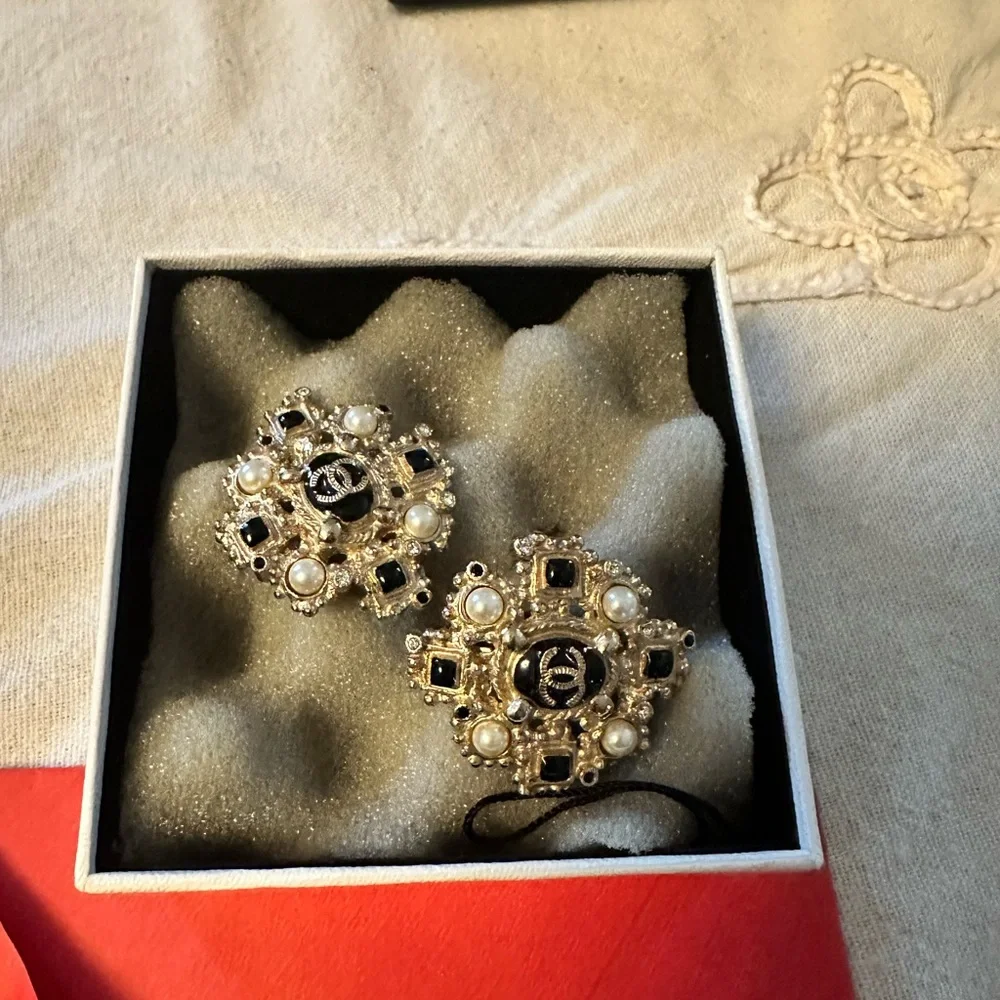 Authentic CHANEL Gold and Black Pearl Earrings one of a kind - Picture 3 of 4